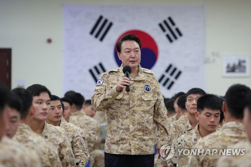 当地时间1月15日，韩国总统尹锡悦访问驻扎在阿联酋的兄弟部队看望慰问官兵。图为尹锡悦发表讲话。 韩联社