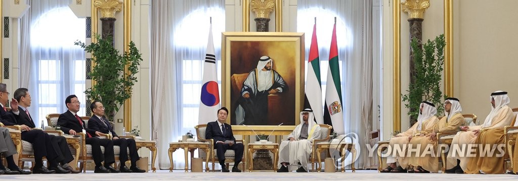 当地时间1月15日，在阿布扎比总统府，韩国总统尹锡悦（左）和阿联酋总统谢赫·穆罕默德·本·扎耶德·阿勒纳哈扬举行扩大会谈。 韩联社