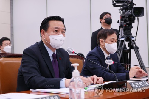 1月17日，在韩国国会，外交部第一次官赵贤东（左）出席外交统一委员会会议。 韩联社