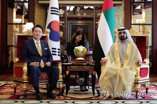 当地时间1月17日，在迪拜扎比尔宫，尹锡悦（左）同谢赫·穆罕默德·本·拉希德·阿勒·马克图姆举行会晤。 韩联社