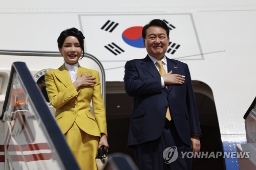当地时间1月17日，在阿联酋迪拜机场，韩国总统尹锡悦和夫人金建希女士向欢送人群道别。 韩联社