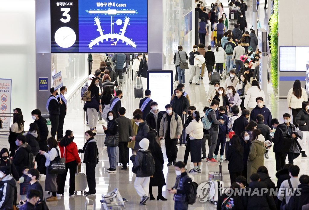 资料图片：1月19日，仁川国际机场第一航站楼人满为患，机场迎来久违的热闹。 韩联社