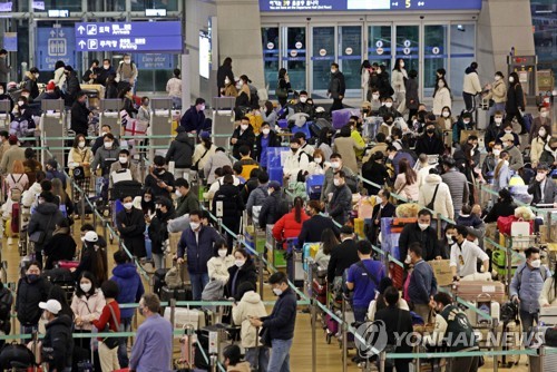 资料图片：1月19日上午，在仁川国际机场第一航站楼，人潮拥挤。 韩联社