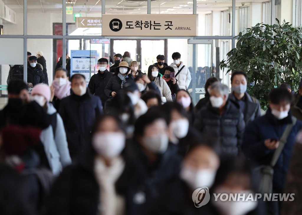 1月20日，在首尔瑞草区的高速客运站，大批市民从地方来到首尔过节。 韩联社