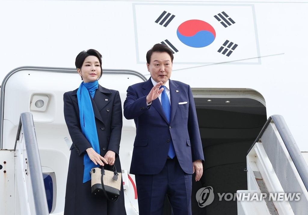 当地时间1月20日，在苏黎世国际机场，韩国总统尹锡悦和夫人金建希结束对阿联酋和瑞士访问，踏上回国之路。图为尹锡悦夫妇向欢送人群道别。 韩联社