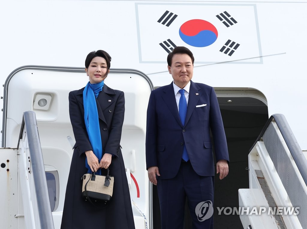 当地时间1月20日，在苏黎世国际机场，韩国总统尹锡悦和夫人金建希结束对阿联酋和瑞士的访问，踏上回国之路。图为尹锡悦夫妇向欢送人群道别。 韩联社