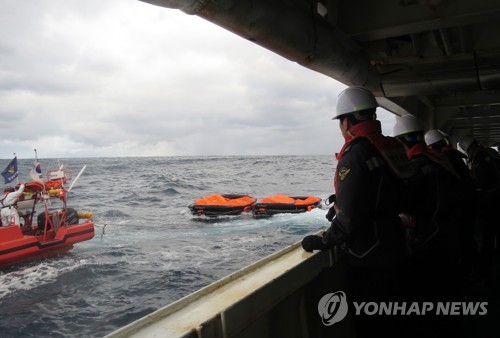 1月25日，韩国海警正在搜寻沉船失踪船员。 韩联社/济州海警厅供图（图片严禁转载复制）
