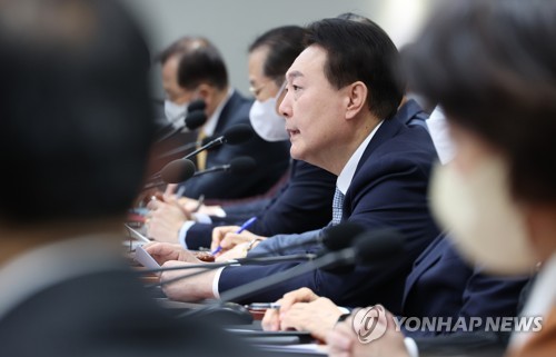 1月25日，在龙山总统府，尹锡悦在国务会议上发言。 韩联社