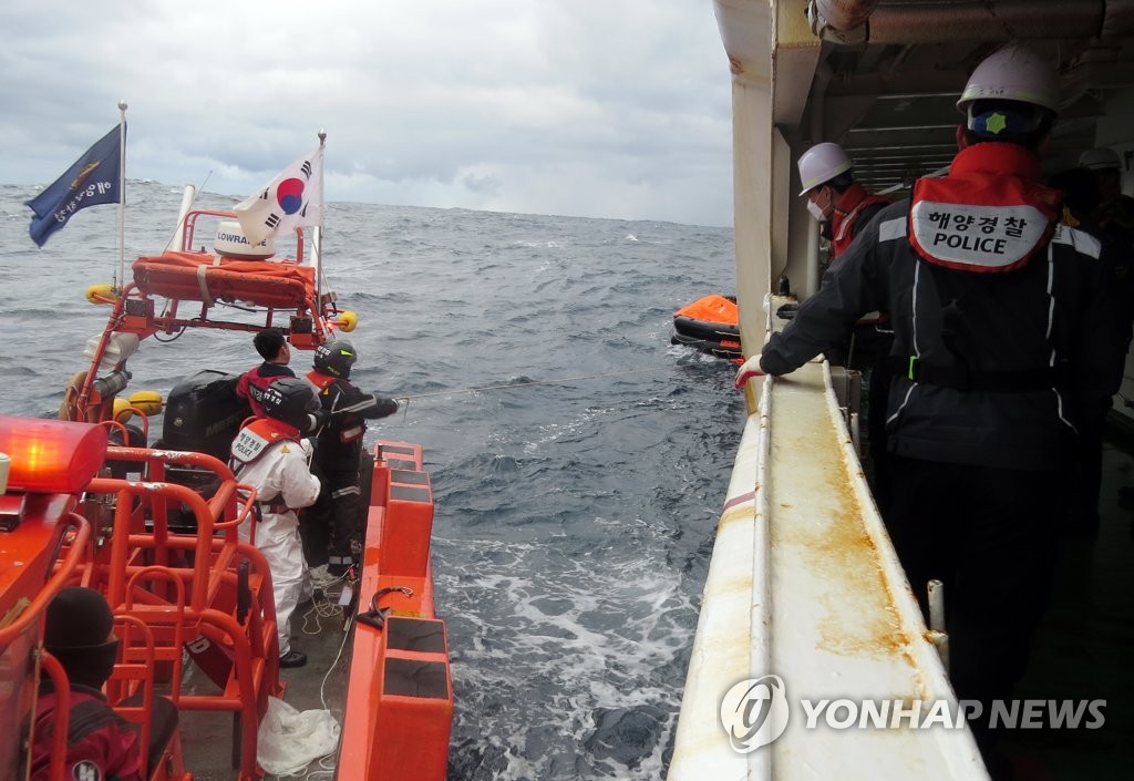 韩海警开展港船搜救工作