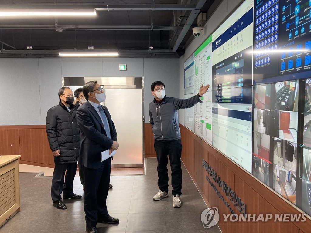 资料图片：1月25日，韩国文化体育观光部第一次官（副部长）全炳极（蓝色领带）访问位于大田市的文体部网络安全中心，检查黑客攻击应对情况。 韩联社/文体部供图（图片严禁转载复制）