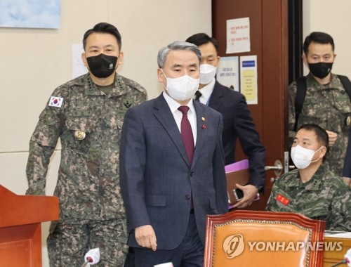 1月26日，在韩国国会，韩国国防部长官李钟燮（左二）和联参议长金承谦（左一）出席国防委员会全体会议，就朝鲜无人机侵犯韩国领空事件进行报告。 韩联社