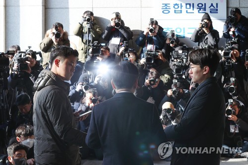 1月28日上午，在首尔中央地方检察厅，韩国最大在野党共同民主党党首李在明就慰礼新城、大庄洞地产弊案到案接受检方调查。图为李在明在受讯前回答媒体提问。 韩联社