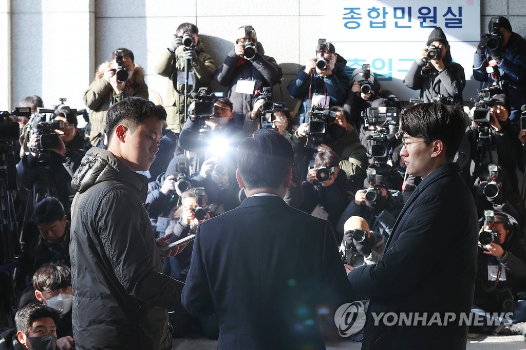 1月28日上午，在首尔中央地方检察厅，韩国最大在野党共同民主党党首李在明就慰礼新城、大庄洞地产弊案到案接受检方调查。图为李在明在受讯前回答媒体提问。 韩联社