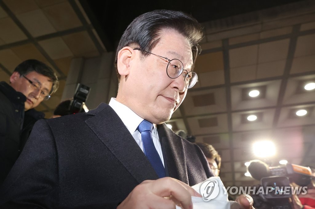 1月28日晚，在首尔中央地方检察厅，韩国最大在野党共同民主党党首李在明在接受检方调查后准备离开。 韩联社