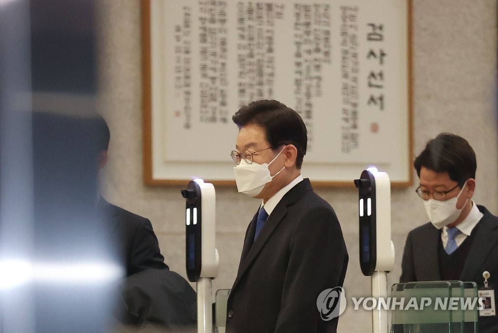 1月28日晚，在首尔中央地方检察厅，韩国最大在野党共同民主党党首李在明在接受检方调查后走出检察厅。 韩联社