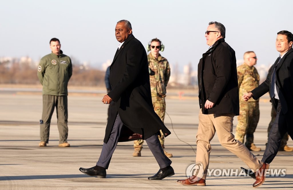 资料图片：1月30日，在位于京畿道平泽市的乌山空军基地，美国国防部长官劳埃德·奥斯汀（前排左一）下机后离开机场。 韩联社/联合摄影团