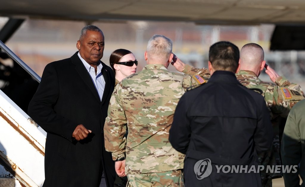 1月30日，在位于京畿道平泽市的乌山空军基地，美国国防部长官劳埃德·奥斯汀（左一）下机后接受接机人员的敬礼。 韩联社/联合摄影团