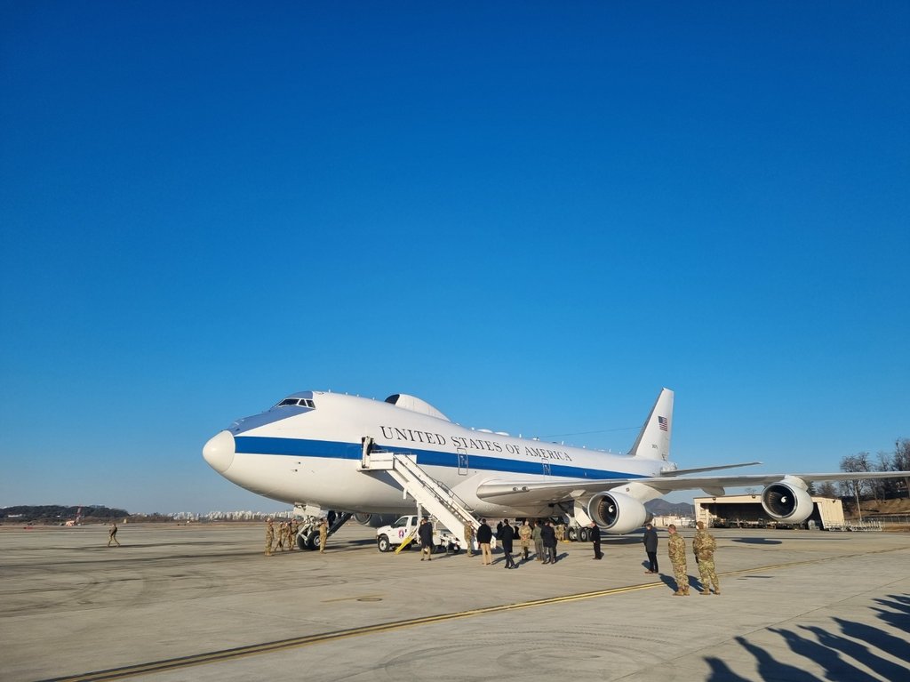 1月30日，美国国防部长官劳埃德·奥斯汀（前排左一）乘被称为“末日飞机”的“E-4B”空中指挥机抵达位于京畿道平泽市的乌山空军基地。 韩联社/国防部联合摄影记者团（图片严禁转载复制）