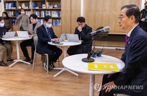 1月31日，在中央政府首尔办公大楼，韩国国务总理韩悳洙（右）与跑口记者团座谈。 韩联社
