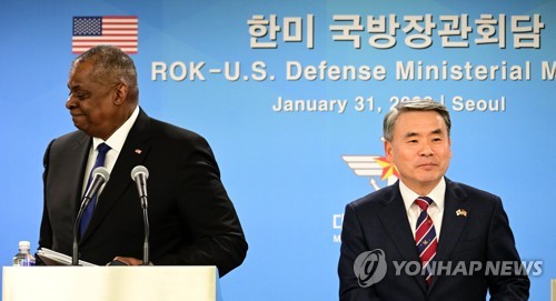 资料图片：1月31日，在首尔市龙山国防部大楼，韩国国防部长官李钟燮（右）和美国国防部长奥斯汀共同会见记者。 韩联社/联合摄影采访团