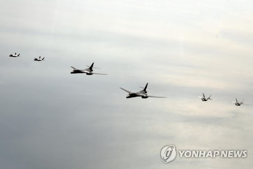 2月1日，韩美空军在韩半岛西部海域上空举行联合演习。韩国空军F-35A战斗机、美国空军B-1B战略轰炸机、F-22和F-35B战斗机等参演。 韩联社/国防部供图 （图片严禁转载复制）