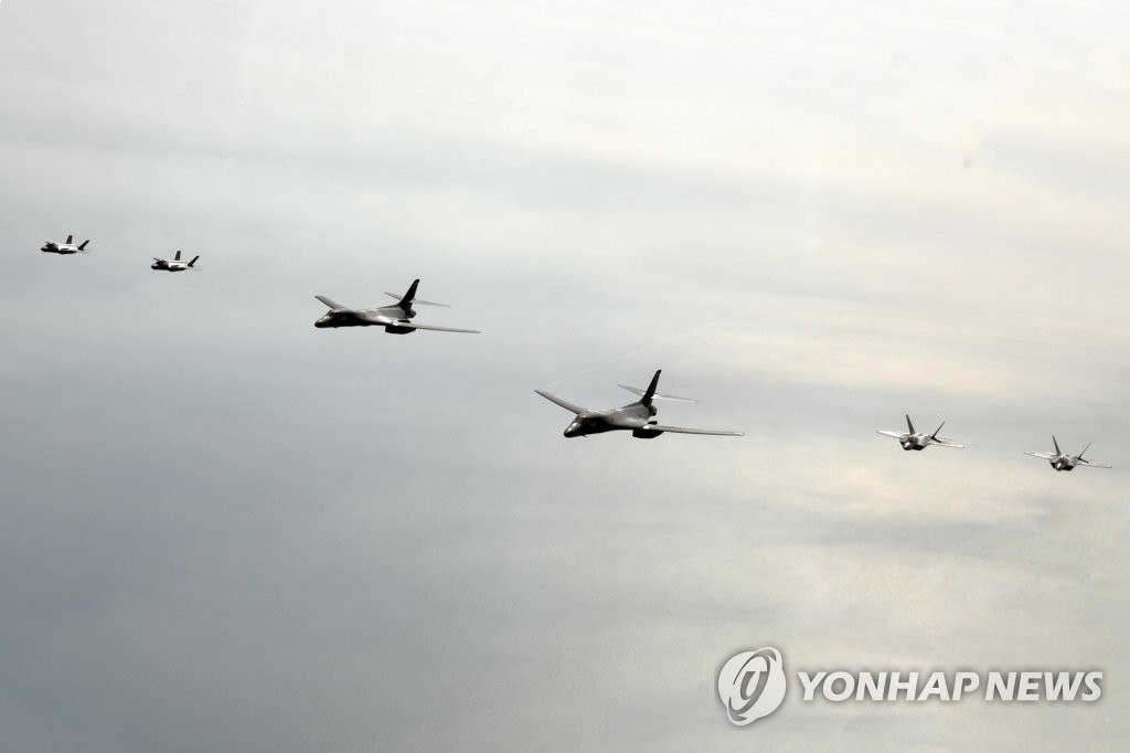 2月1日，韩美空军在韩半岛西部海域上空举行联合演习。韩国空军F-35A战斗机、美国空军B-1B战略轰炸机、F-22和F-35B战斗机等参演。 韩联社/国防部供图 （图片严禁转载复制）