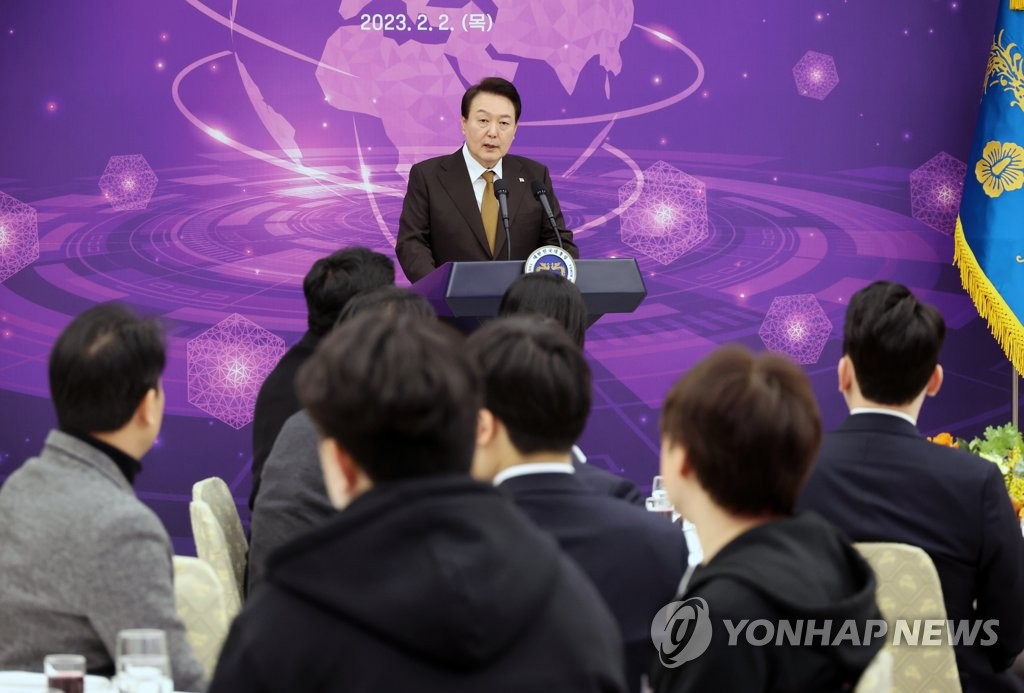2月2日，在首尔龙山总统府，尹锡悦与CES数字技术创新企业家们座谈并致词。 韩联社