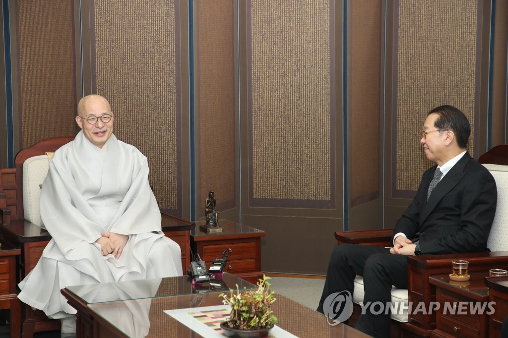 韩统一部长吁佛教界助力韩朝交流