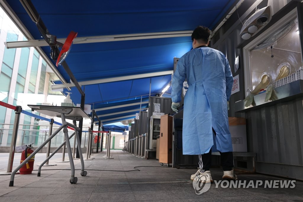 资料图片：首尔龙山区卫生站新冠筛查诊所无人问津，图片摄于2月3日。 韩联社