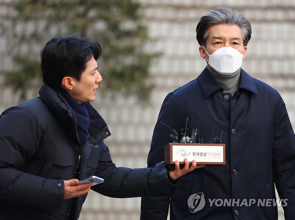 2月3日下午，在位于首尔市瑞草区的首尔中央地方法院，前法务部长官曹国（右）到庭接受一审判决。 韩联社