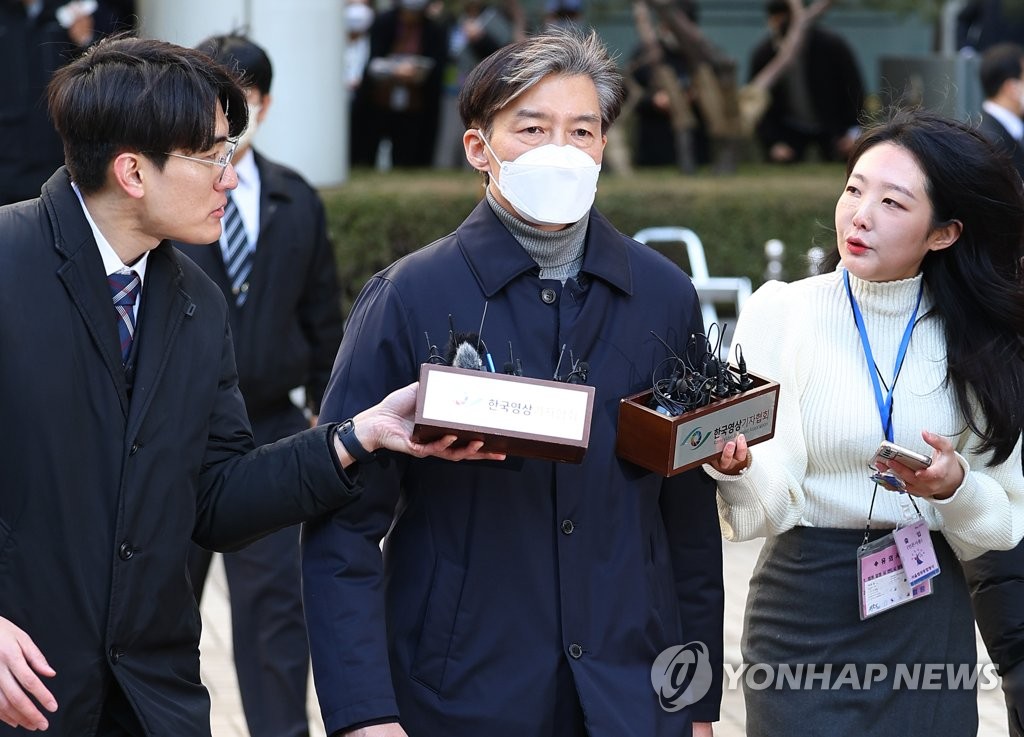 2月3日下午，在位于首尔市瑞草区的首尔中央地方法院，前法务部长官曹国（中）走出法庭。曹国涉嫌造假子女升学材料、担任青瓦台民政首秘期间滥用职权，妨碍独立监察组调查，当天一审获刑2年。 韩联社