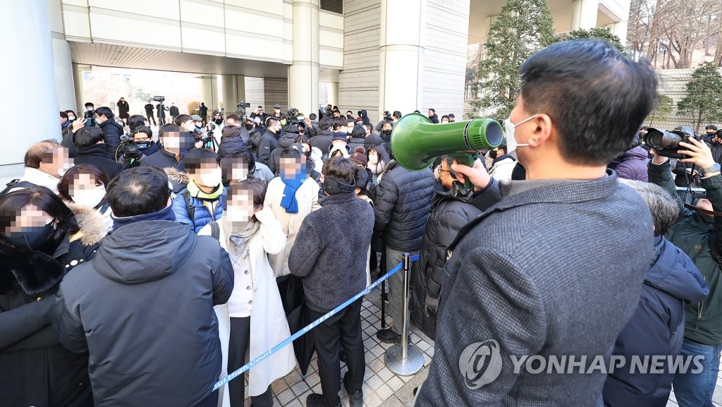 2月3日下午，首尔中央地方法院对前法务部长官曹国子女升学舞弊和阻碍青瓦台独立监察组调查案进行一审宣判。图为支持者和反对者对峙。 韩联社