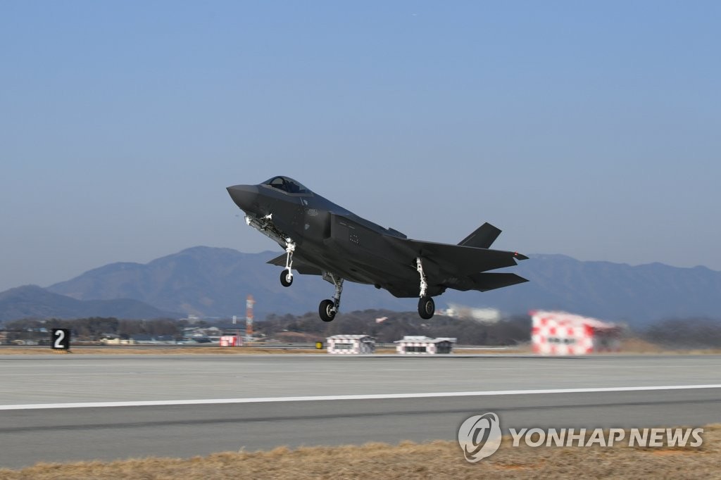 2月3日，在清州基地，为参加韩美联演，韩国空军隐形战斗机F-35A“自由骑士”正准备起飞。 韩联社/韩国空军供图（图片严禁转载复制）
