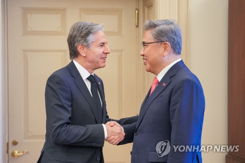 当地时间2月3日，韩国外交部长官朴振（右）和美国国务卿布林肯在美国华盛顿特区举行会谈。图为双方在会谈前握手致意。 韩联社/外交部供图（图片严禁转载复制）