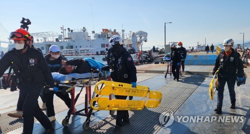 渔船翻沉事故幸存者被送至医院