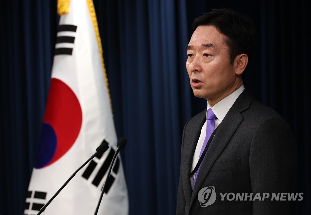 2月5日，前韩国《文化日报》评论员李度运被任命为新任总统室发言人。图为李度运在龙山总统府发表感言。 韩联社