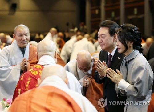 尹锡悦夫妇出席佛教新年大法会