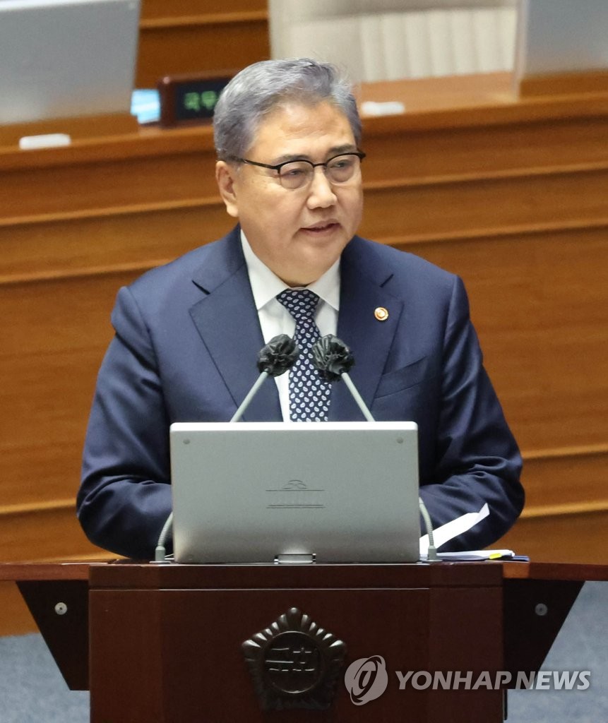 2月6日，在国会，朴振回答议员质询。 韩联社