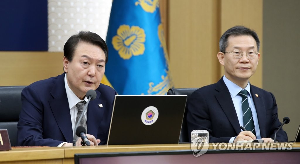 资料图片：总统尹锡悦（左） 韩联社