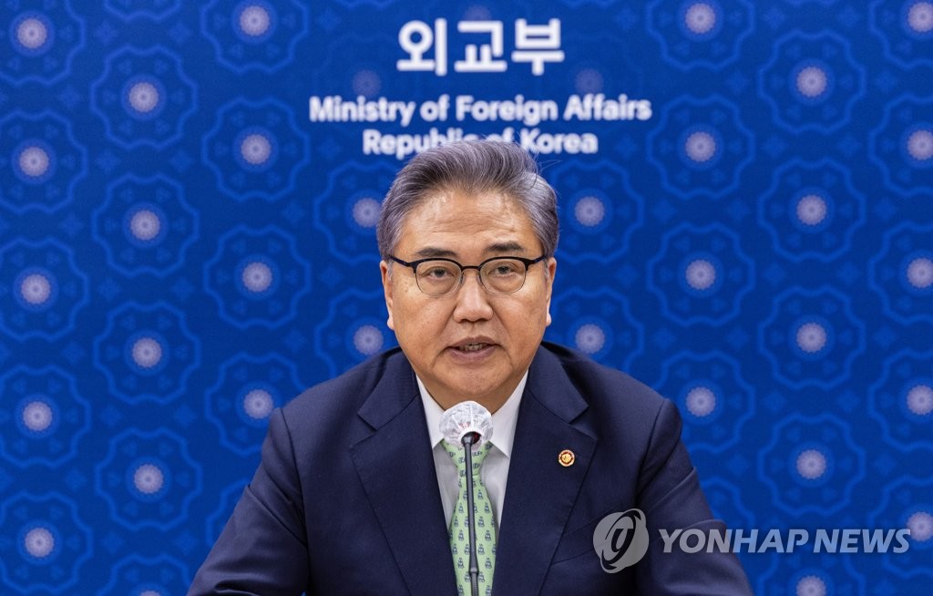 2月7日，在韩国外交部大楼，外交部长官朴振主持召开官民合作的海外应急救援协议会会议。 韩联社