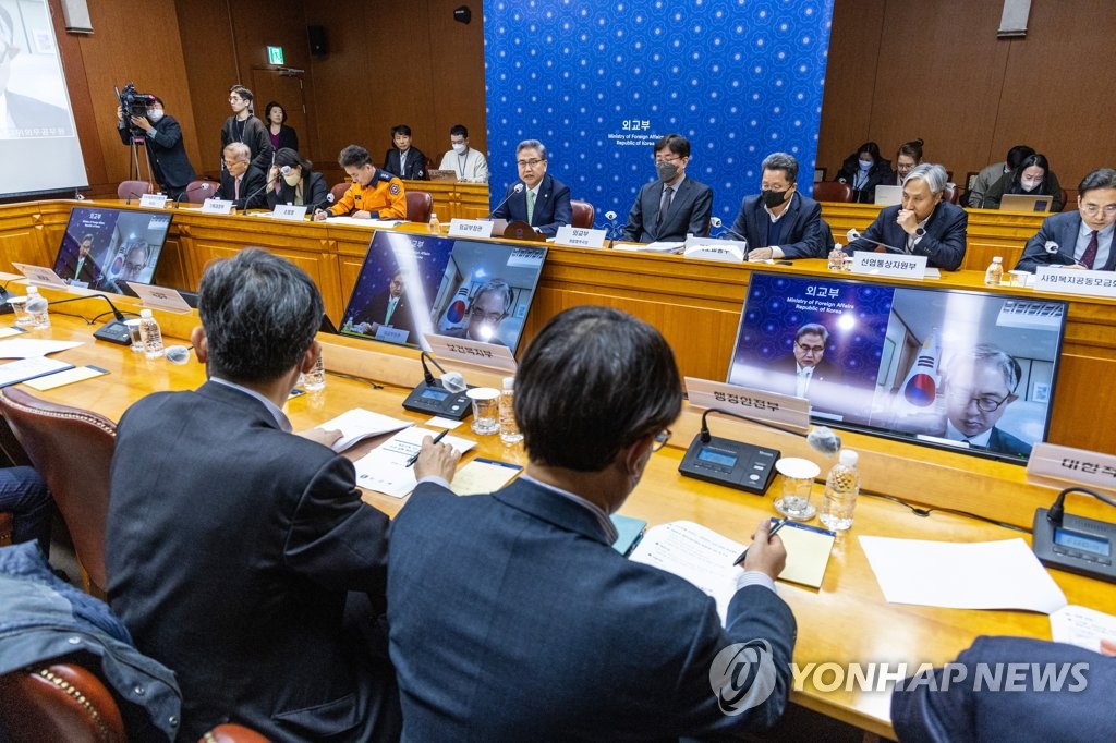 2月7日下午，在首尔外交部办公楼，外交部长官朴振（右五）主持召开海外紧急救援民官联合协商会议。 韩联社