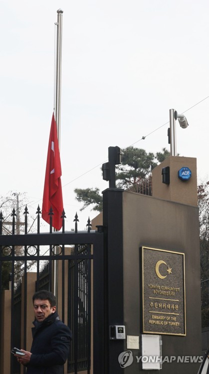 土耳其使馆降半旗致哀