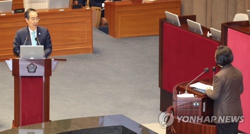 2月7日，在韩国国会大楼，国会对政府经济工作进行质询。图为国务总理韩悳洙（左）答问。 韩联社