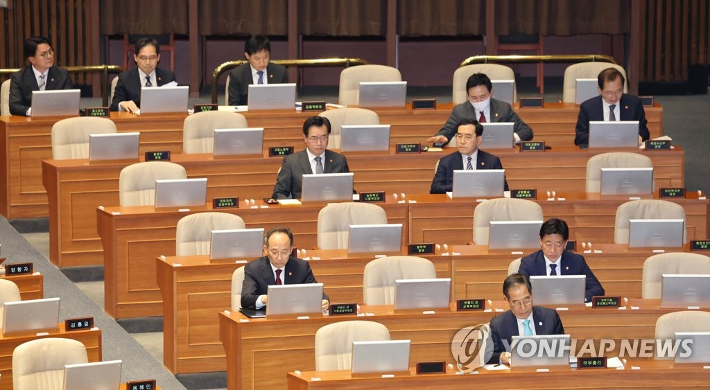 2月7日，在韩国国会大楼，国会对政府经济工作进行质询。图为国务委员与会。 韩联社