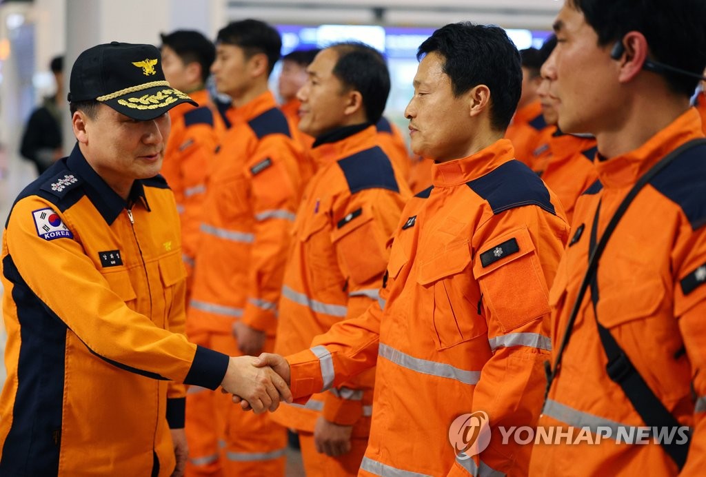 2月7日，在仁川国际机场第一航站楼，“大韩民国海外紧急救援队”（KDRT）队员准备出发驰援土耳其地震灾区。图为消防厅代理厅长南华荣（左）勉励队员们。 韩联社