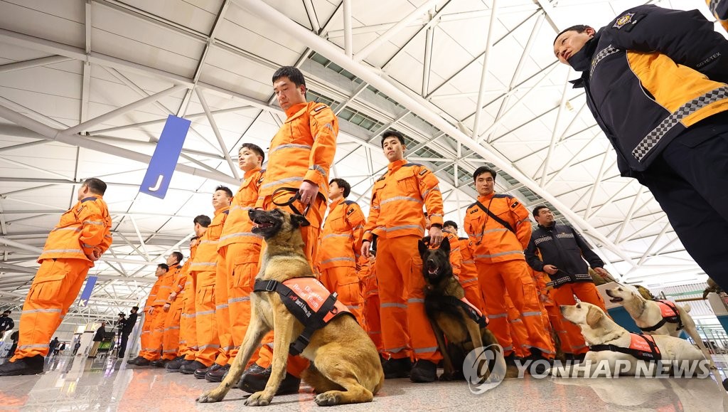 资料图片：2月7日，在仁川国际机场第一航站楼，“大韩民国海外紧急救援队”（KDRT）准备飞赴土耳其地震灾区。图为KDRT在乘机前举行出征仪式。 韩联社