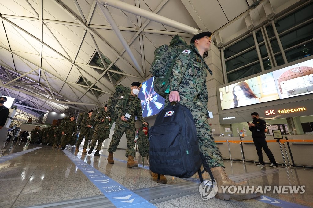 2月7日晚间，在仁川国际机场第一航站楼，海外紧急救援队誓师过后，排队前往登机口。 韩联社