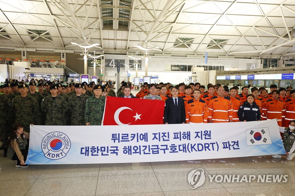 资料图片：2月7日下午，在仁川国际机场第一航站楼，赴土耳其救灾的“大韩民国海外紧急救援队”（KDRT）举行出征仪式。KDRT由外交部、消防厅、韩国国际合作团（KOICA）、国防部人员等118人组成。 韩联社