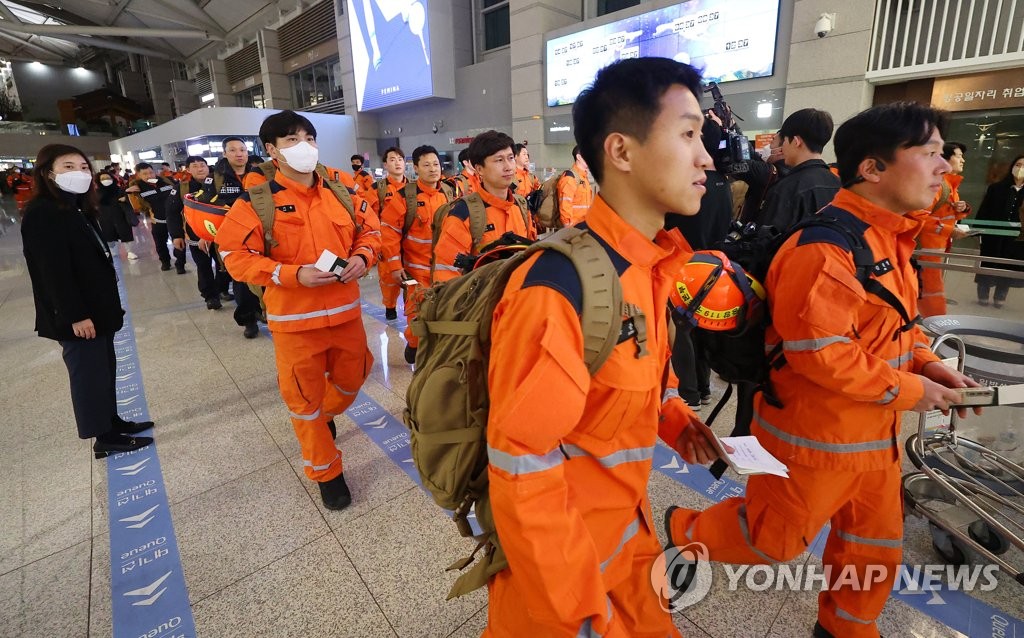 2月7日晚间，在仁川国际机场第一航站楼，海外紧急救援队誓师过后，排队前往登机口。 韩联社