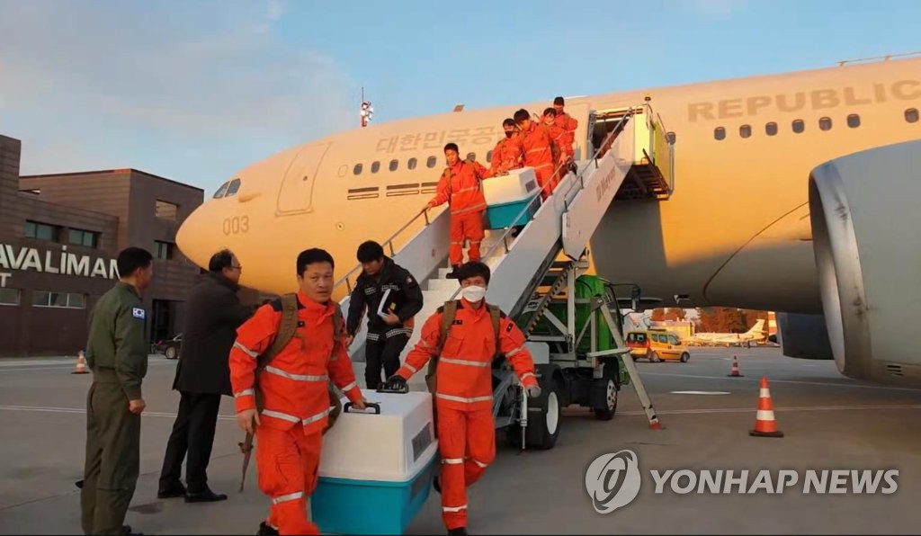 韩紧急救援队飞抵土耳其
